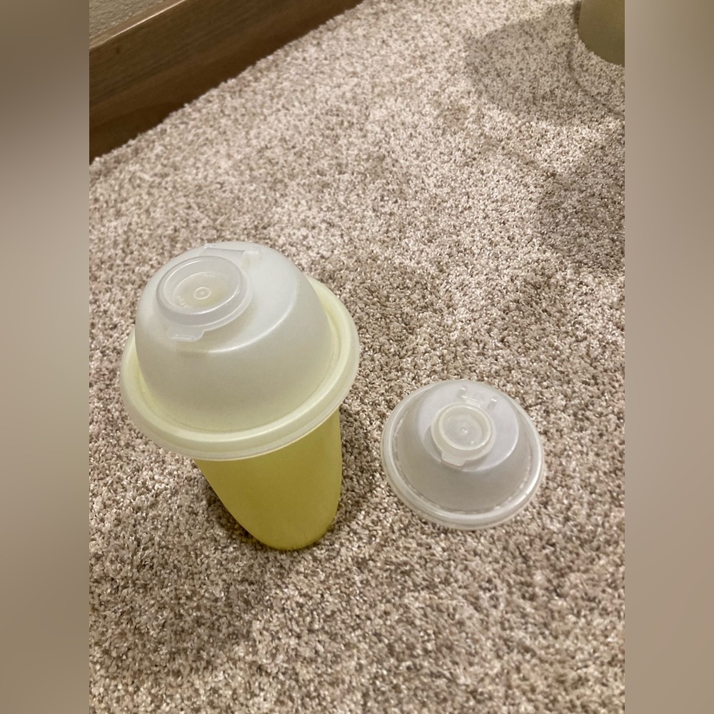 Tupperware Quick Shake Shaker Mixer yellow cup 2 lids press-on seal mix pour